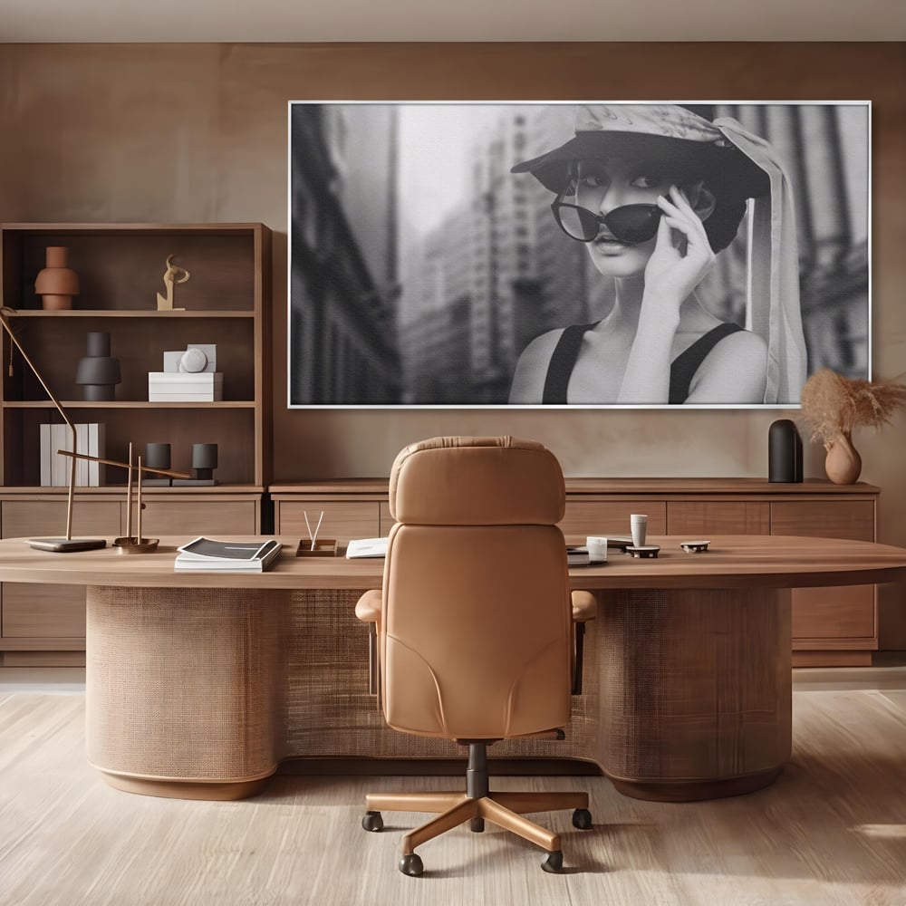 Tablou canvas cu tablou canvas cu femeie in alb negru, in rama de aluminiu argintiu, pe perete intr-un birou
